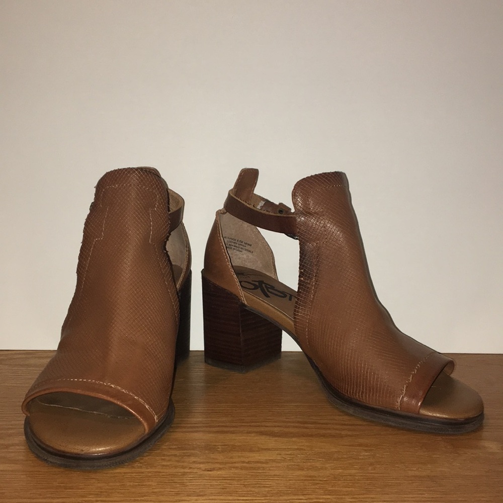 METAPHOR IN MEDIUM BROWN HEELED SANDALS.